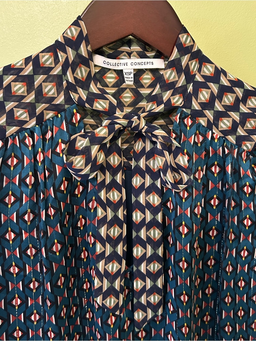 Collective Concepts Flowy Womens LS Blouse Size XSP Geometric Tie-Neck Shirt